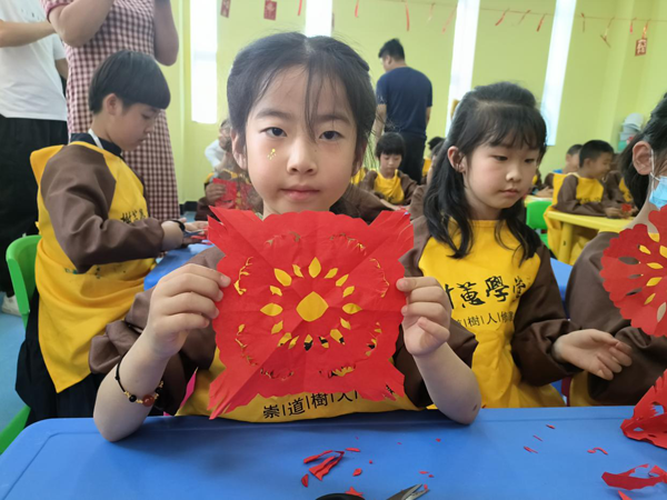 庆阳市博物馆开展“开在剪刀上的花”非遗社教活动