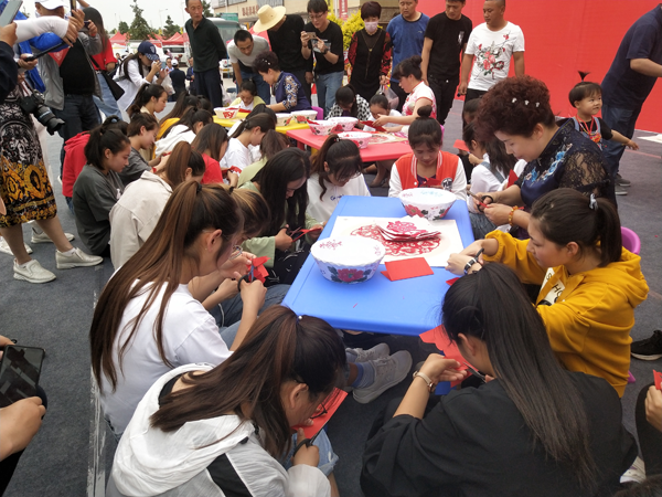 庆阳市博物馆举办“跟非遗大师学剪纸”社会教育活动