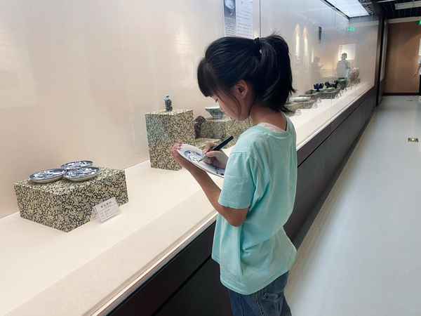 庆阳市博物馆开展“古瓷雅韵 妙笔生花”快乐学堂亲子活动