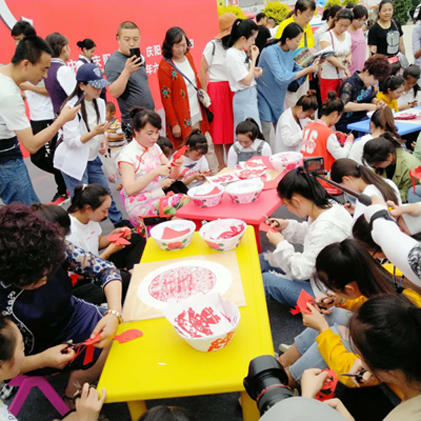 庆阳市博物馆举办“跟非遗大师学剪纸”社会教育活动