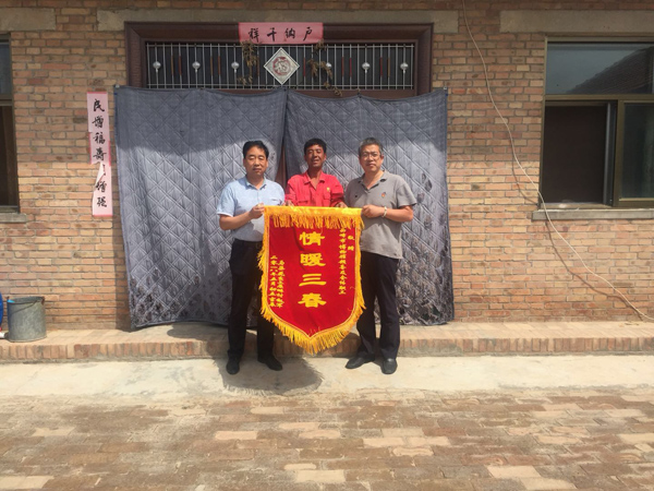 帮扶干部筹善款助产业图发展  贫困户受实惠赠锦旗表心意