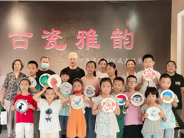 庆阳市博物馆开展“古瓷雅韵 妙笔生花”快乐学堂亲子活动