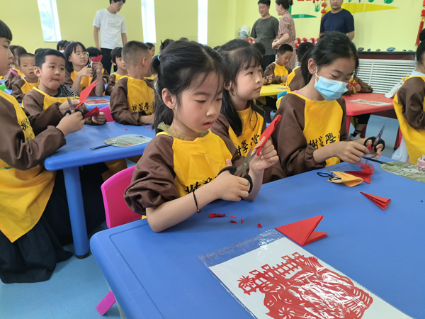 庆阳市博物馆开展“开在剪刀上的花”非遗社教活动