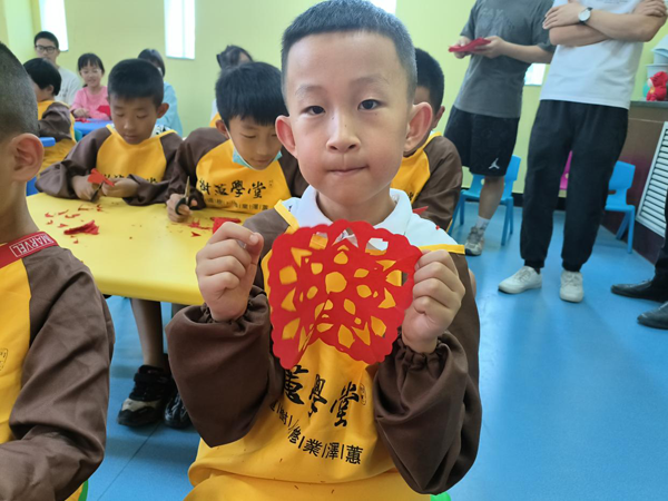 庆阳市博物馆开展“开在剪刀上的花”非遗社教活动