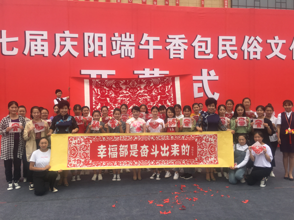 庆阳市博物馆举办“跟非遗大师学剪纸”社会教育活动