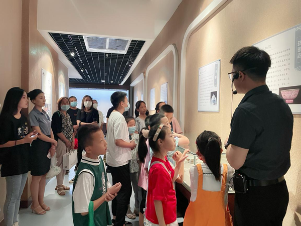 庆阳市博物馆开展“古瓷雅韵 妙笔生花”快乐学堂亲子活动