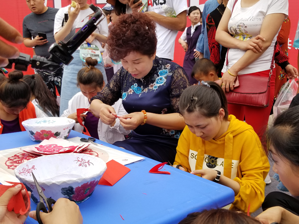 庆阳市博物馆举办“跟非遗大师学剪纸”社会教育活动