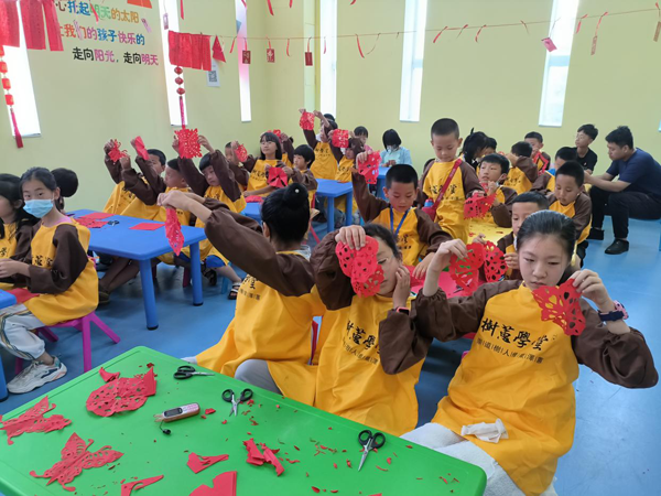 庆阳市博物馆开展“开在剪刀上的花”非遗社教活动