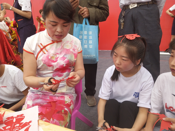 庆阳市博物馆举办“跟非遗大师学剪纸”社会教育活动