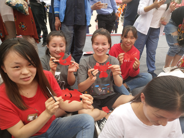 庆阳市博物馆举办“跟非遗大师学剪纸”社会教育活动