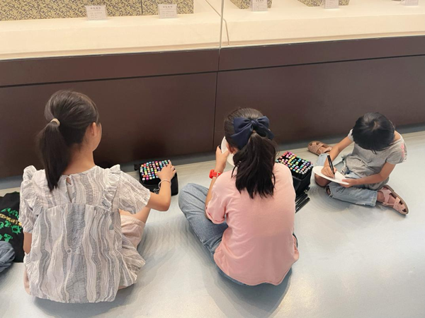 庆阳市博物馆开展“古瓷雅韵 妙笔生花”快乐学堂亲子活动