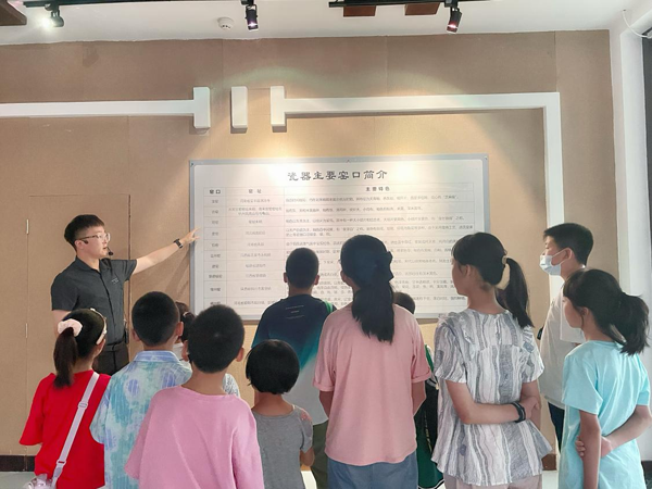 庆阳市博物馆开展“古瓷雅韵 妙笔生花”快乐学堂亲子活动