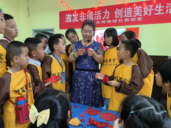 庆阳市博物馆开展“开在剪刀上的花”非遗社教活动