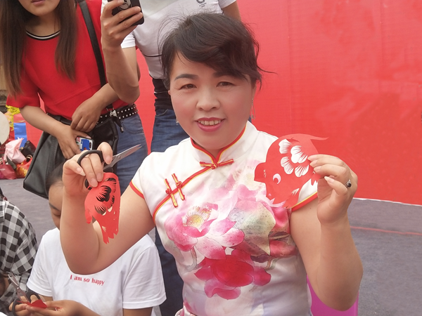 庆阳市博物馆举办“跟非遗大师学剪纸”社会教育活动