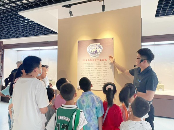 庆阳市博物馆开展“古瓷雅韵 妙笔生花”快乐学堂亲子活动