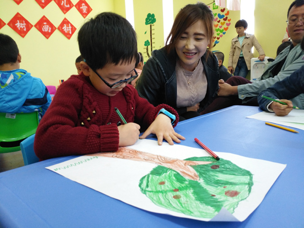 留守儿童走进庆阳市博物馆“画树剪树”