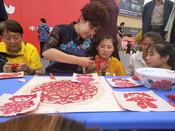 庆阳市博物馆举办“跟非遗大师学剪纸”社会教育活动