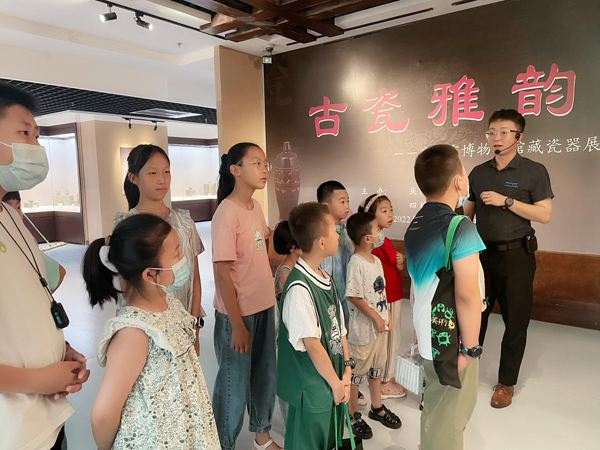 庆阳市博物馆开展“古瓷雅韵 妙笔生花”快乐学堂亲子活动