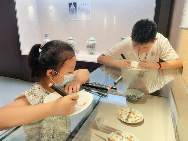 庆阳市博物馆开展“古瓷雅韵 妙笔生花”快乐学堂亲子活动